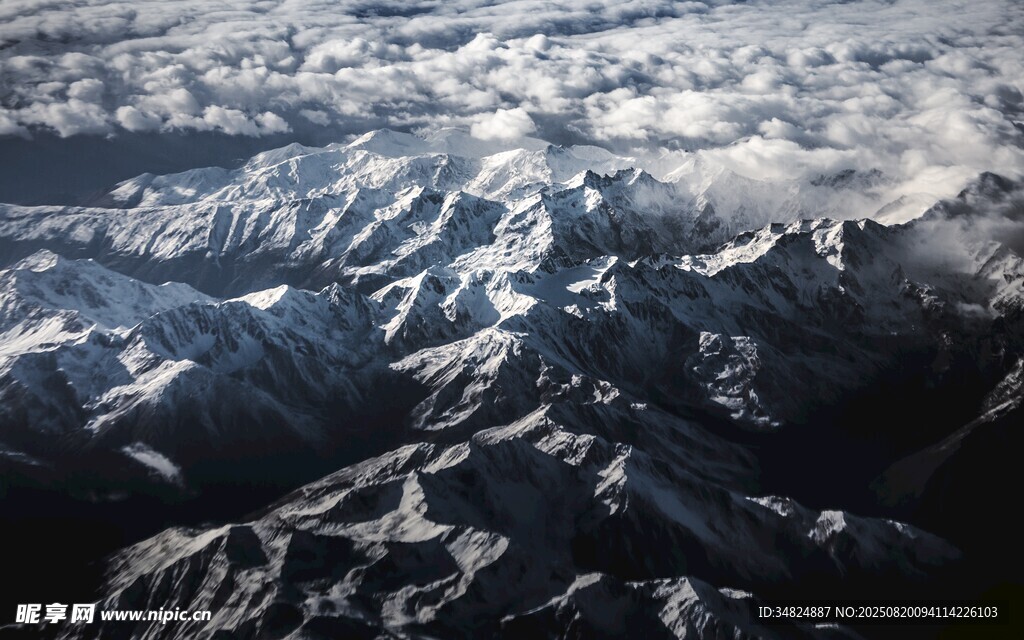 高空俯瞰壮丽雪山景观