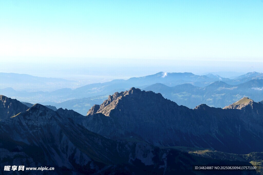 壮丽山景天际下的巍峨山峦