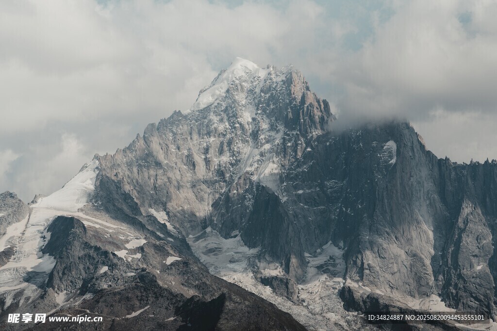 巍峨雪山云雾缭绕之景