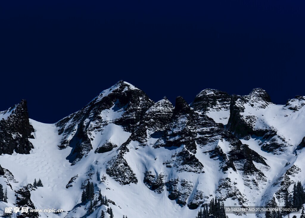 巍峨雪山壮丽景致
