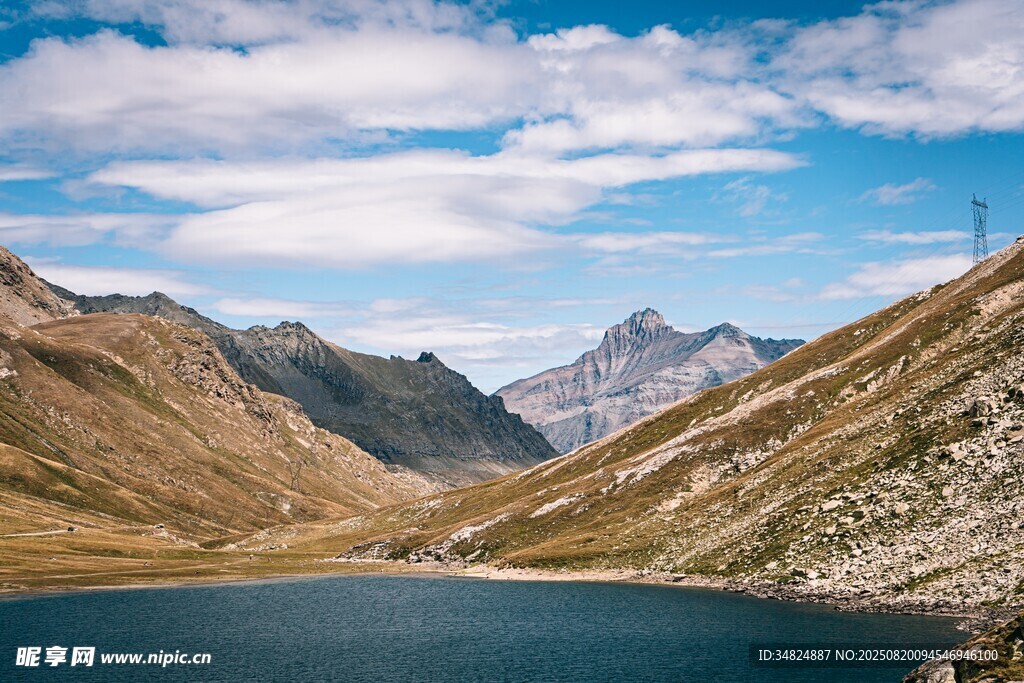 高山湖泊美景