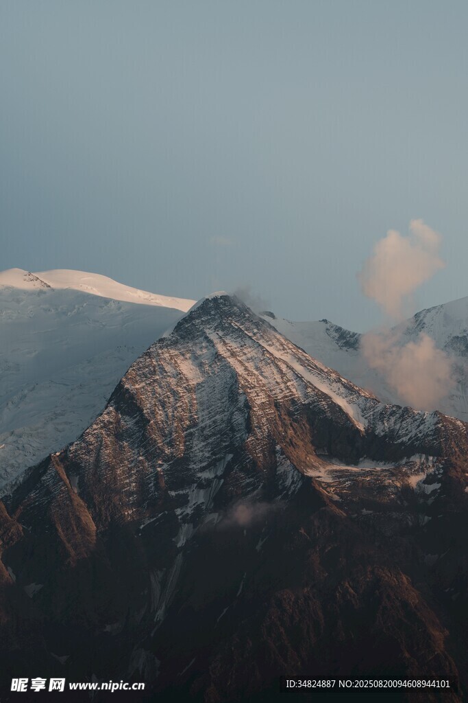 雪山云雾缭绕壮丽景观