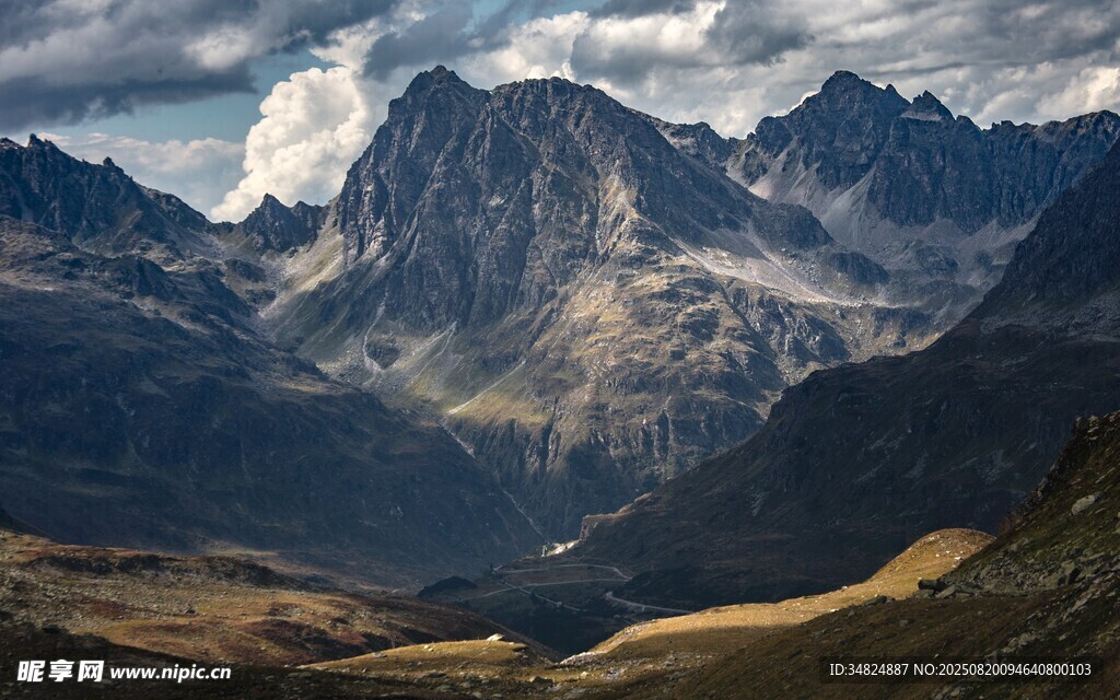 壮丽山景云雾缭绕山峰