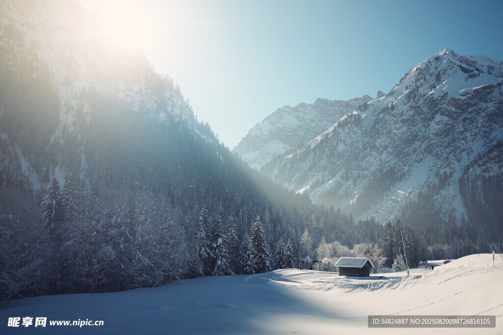冬日雪山下的静谧美景