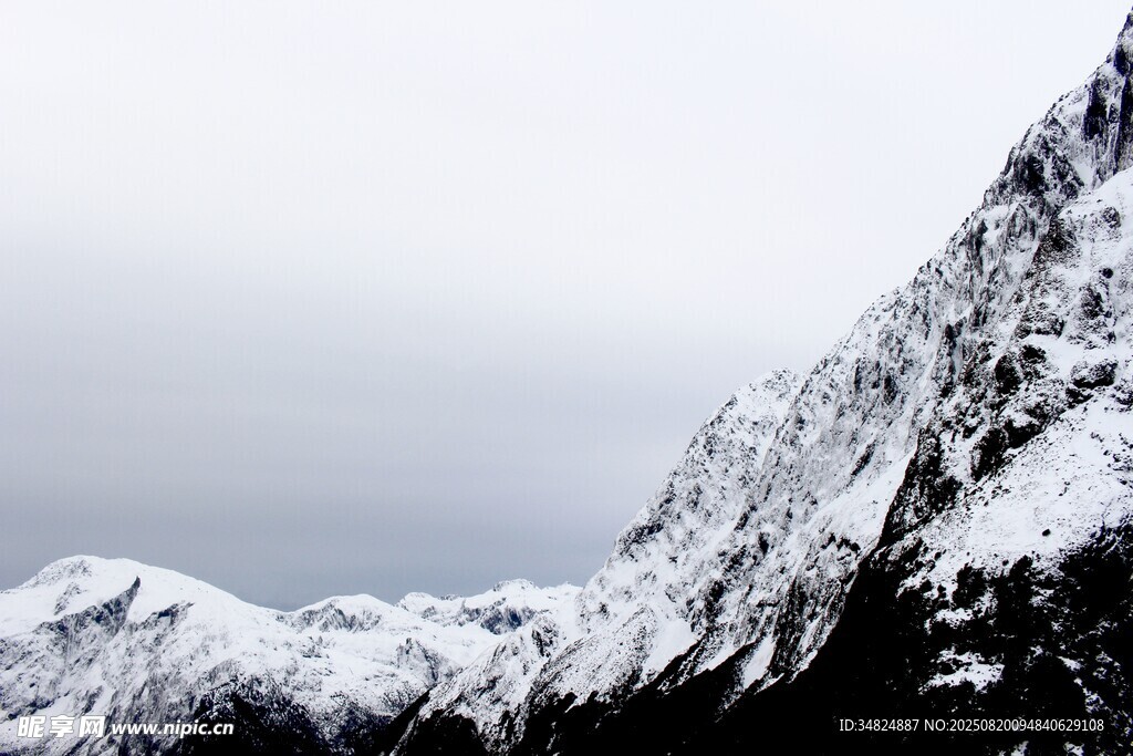 巍峨雪山壮丽景致
