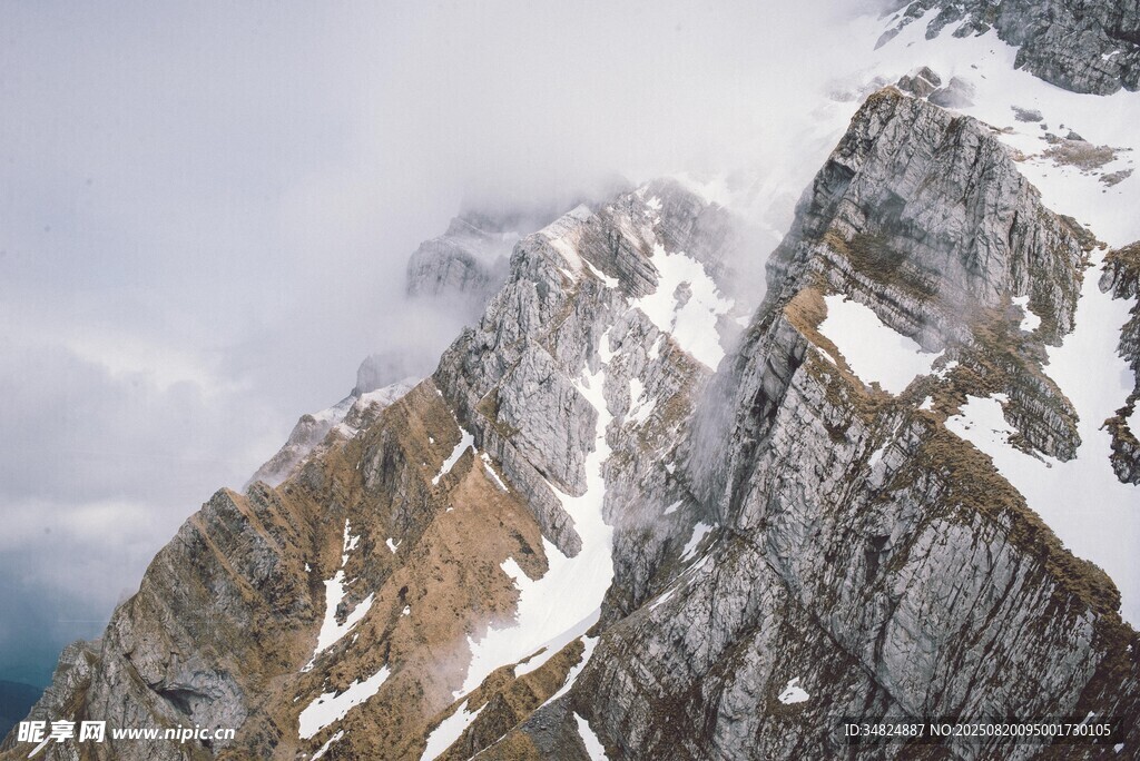 巍峨雪山壮丽山峰景观