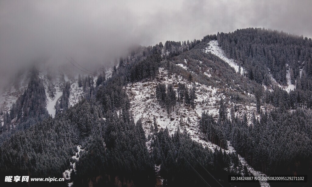 雪覆山峦云雾缭绕美景