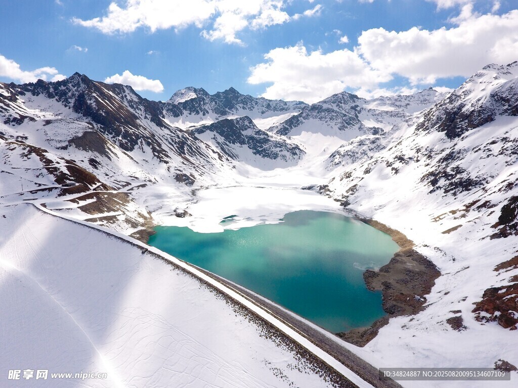 雪山环抱的碧绿湖泊