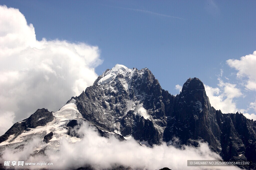 巍峨雪山云雾缭绕美景