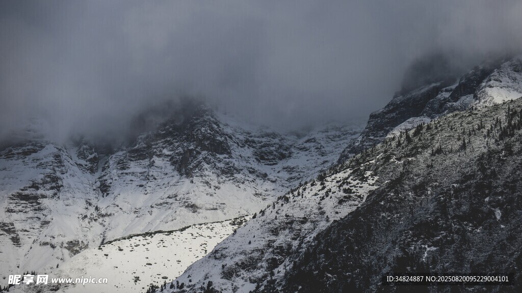 雪山云雾缭绕壮丽景观