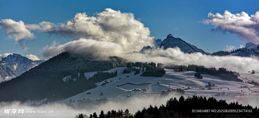 壮丽雪山与蓝天白云美景