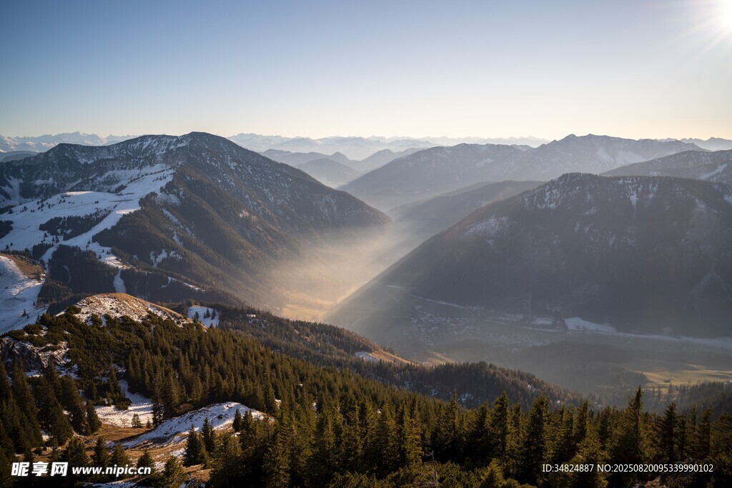 山间晨景雾绕林海雪峰