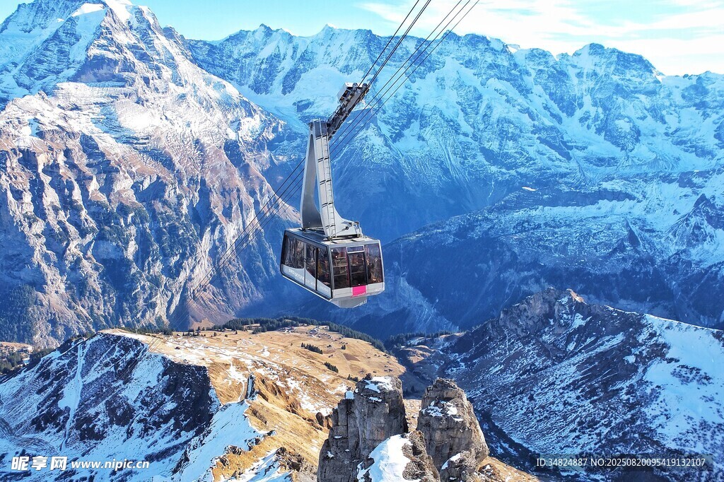 高山缆车穿梭壮丽雪山间
