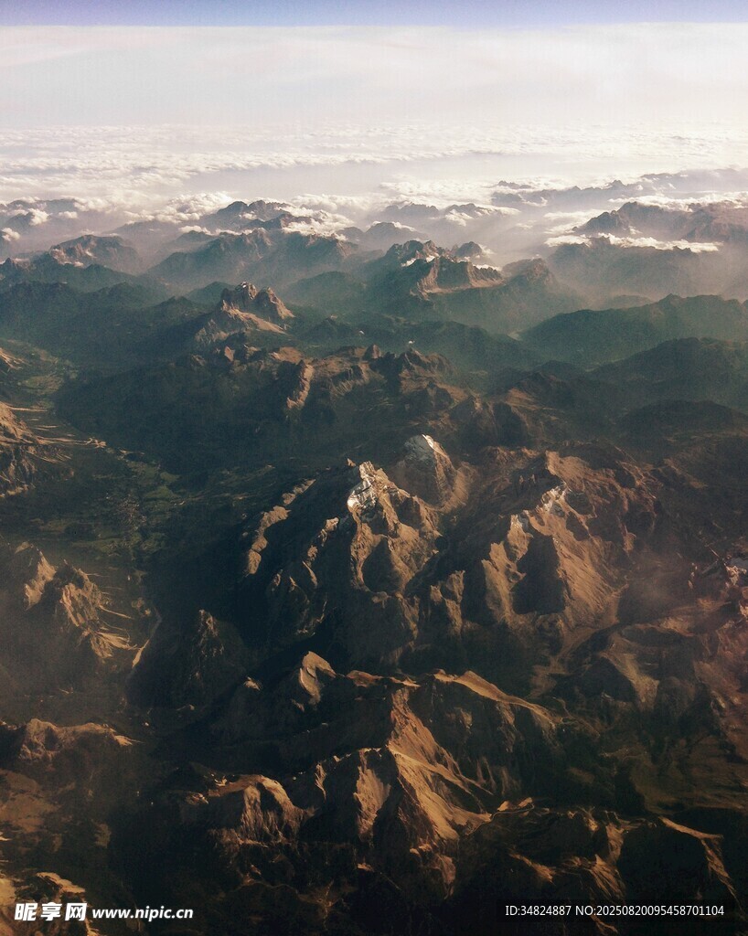 空中俯瞰壮丽山峦景观