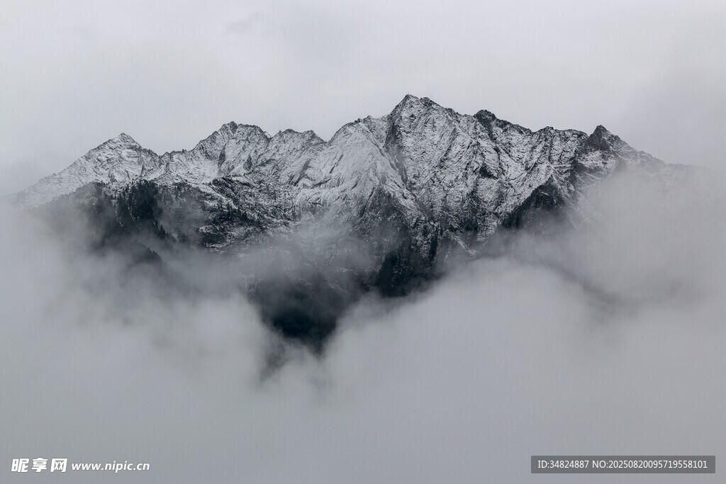 云雾缭绕的巍峨雪山