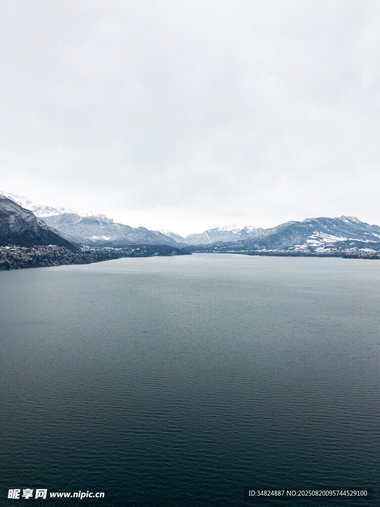 宁静山水间的广阔湖面