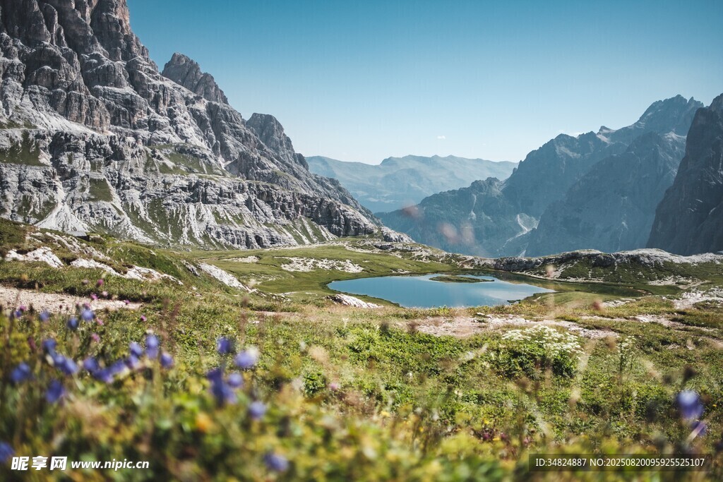 山间湖畔美景繁花伴青山