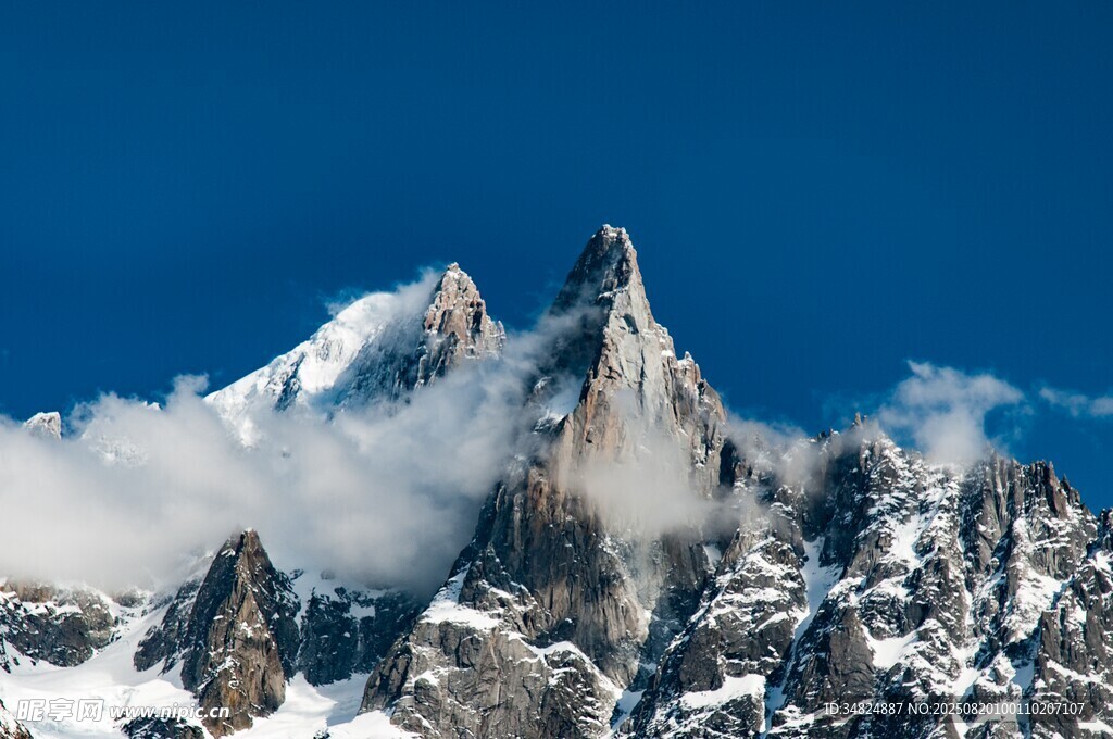 巍峨雪山映蓝天
