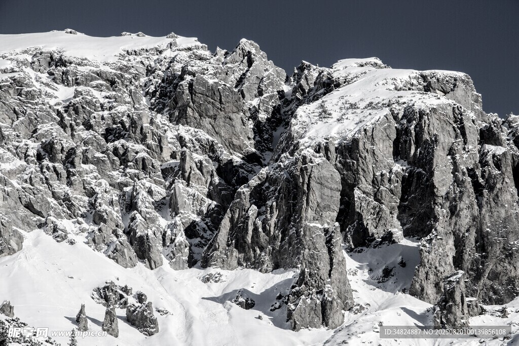 雪覆嶙峋山峰壮丽景观