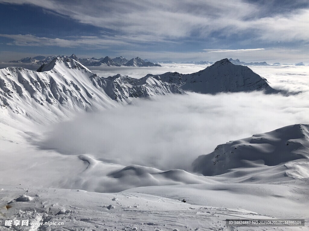 雪山云海壮丽景观