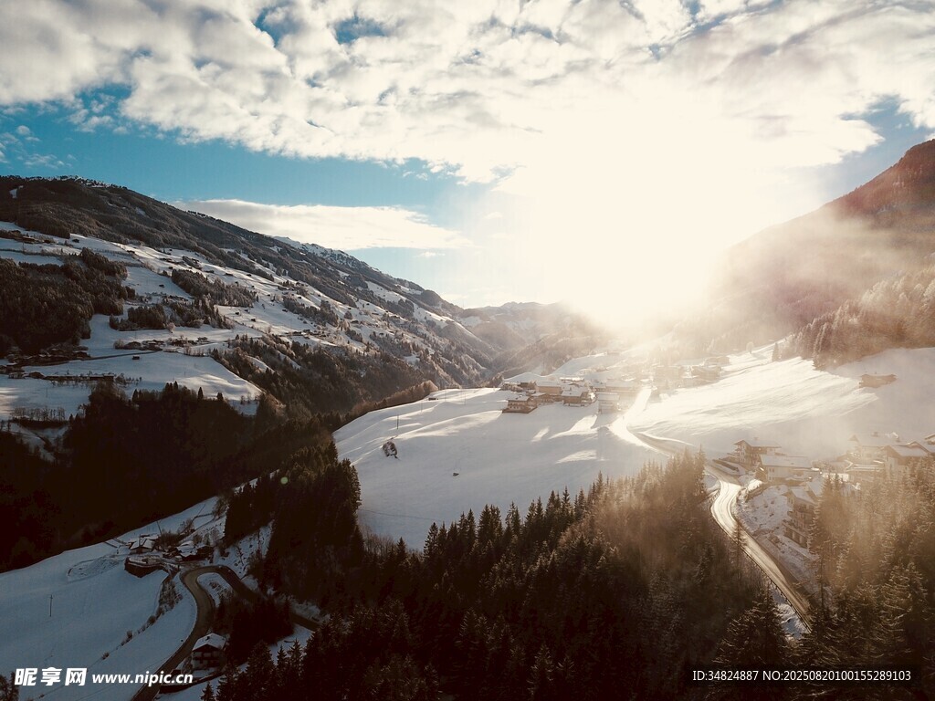 冬日山谷雪景壮丽风光