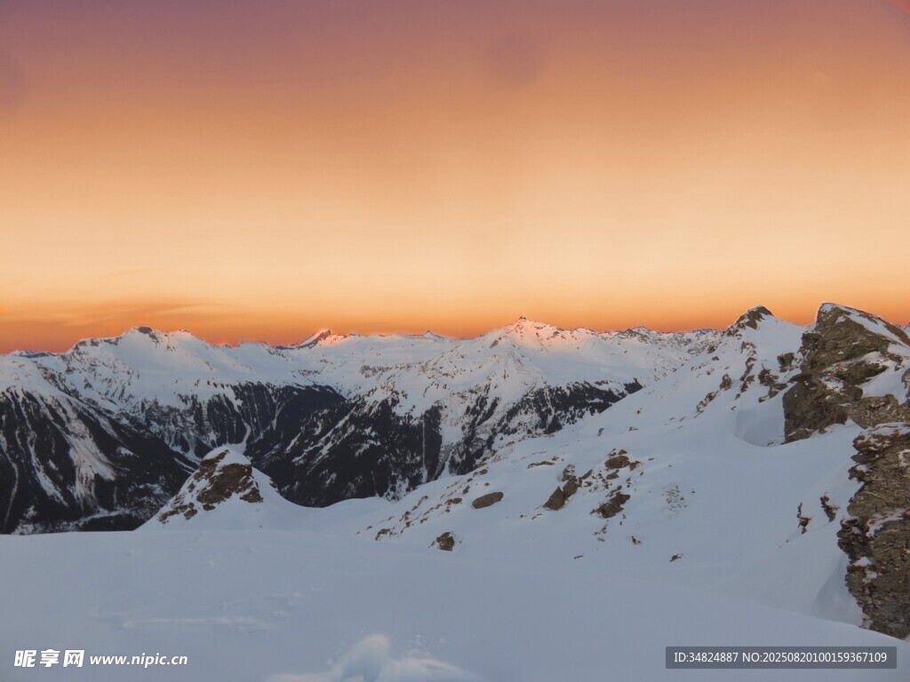 雪山壮丽日出景观