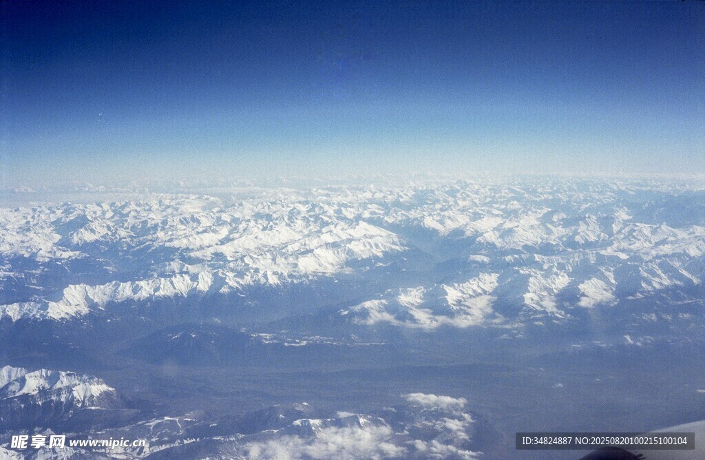 高空俯瞰连绵雪山美景
