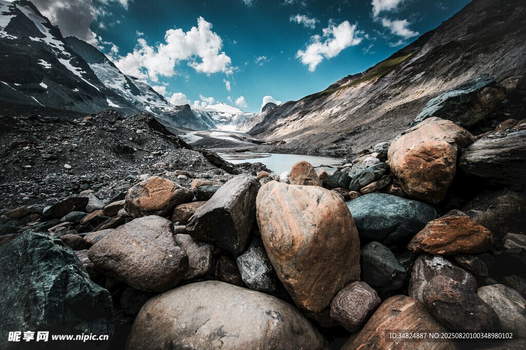 山间乱石与蓝天白云美景
