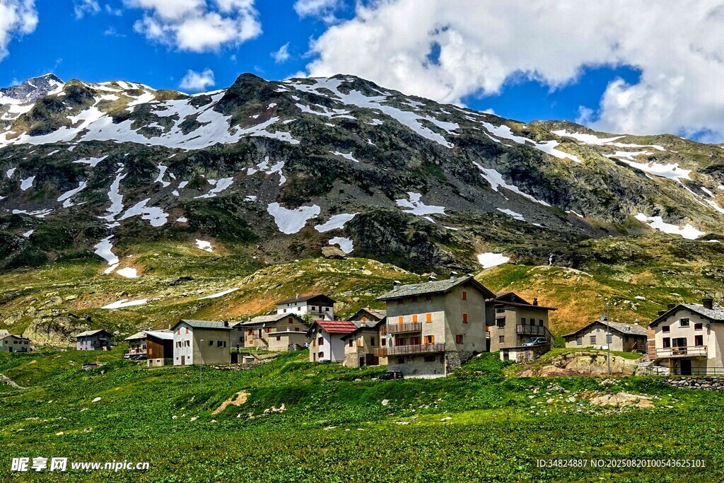 山间村落雪山下的宁静美景