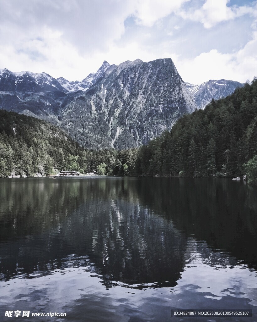 高山湖泊美景倒影如画