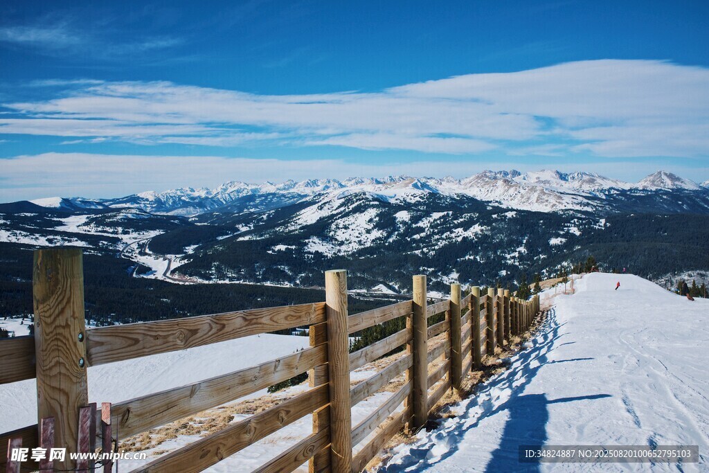 雪覆山间木栏风景