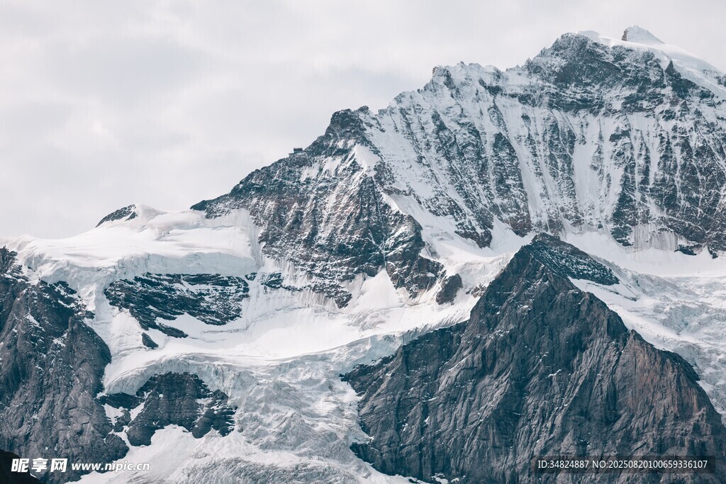 巍峨雪山壮丽景观