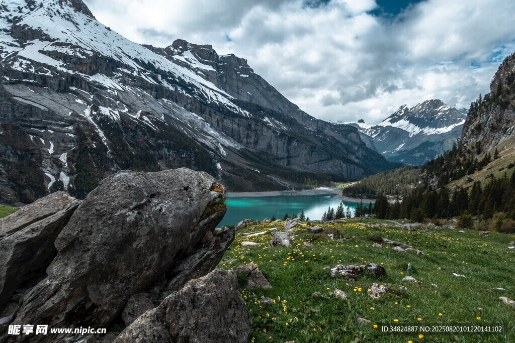 高山湖畔美景