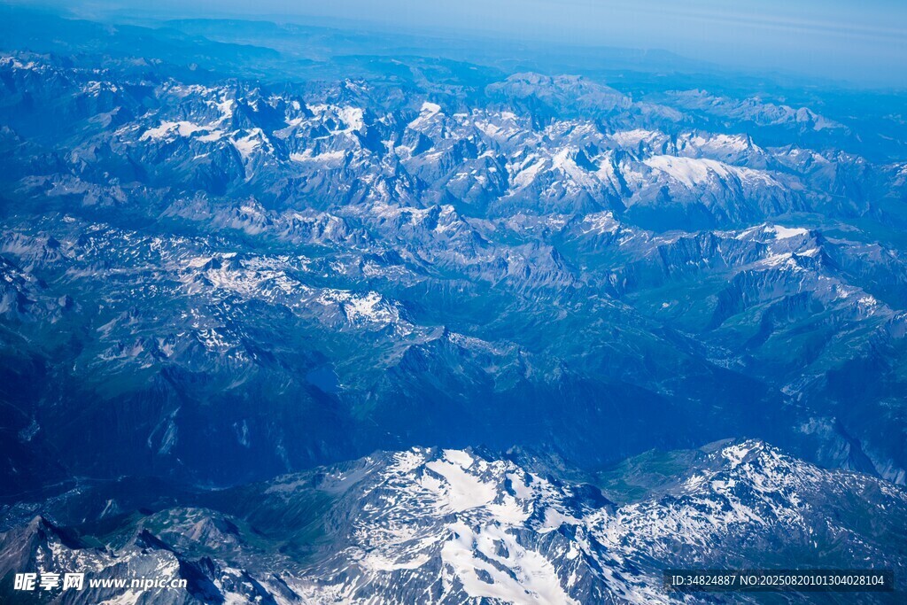 高空俯瞰连绵雪山美景
