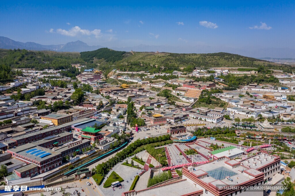 俯瞰多彩城镇景观