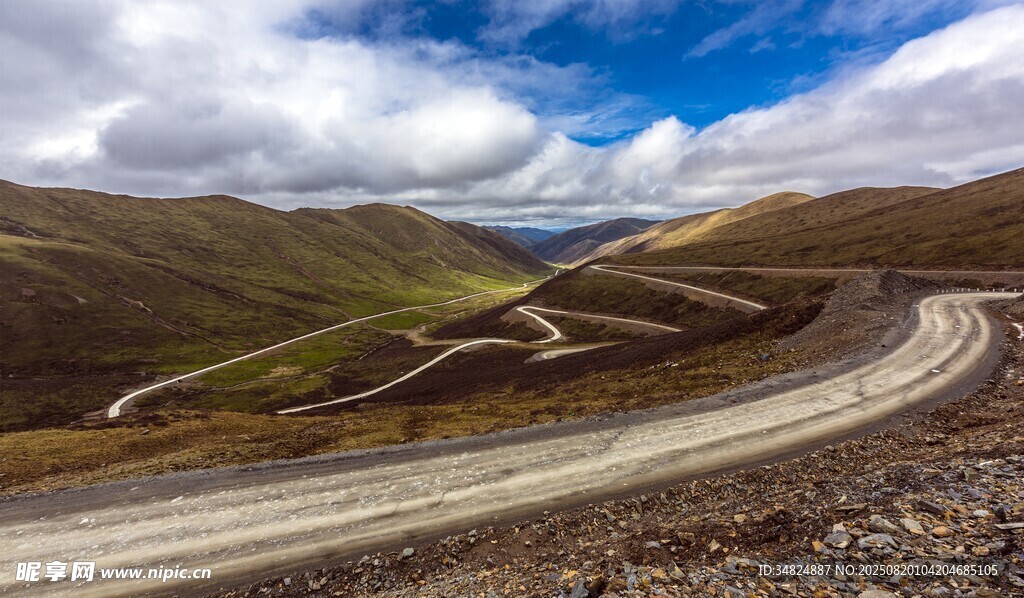 蜿蜒山间公路美景
