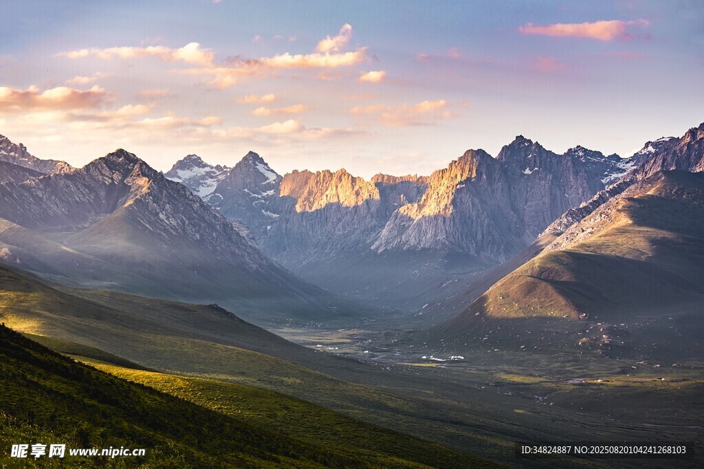 壮丽山景霞光映照群山