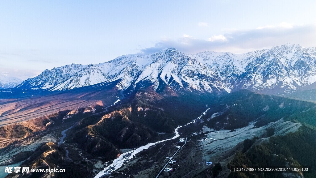 雪山下的壮美河谷风光