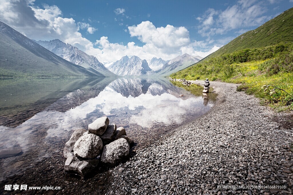 山间碎石路的壮美风景