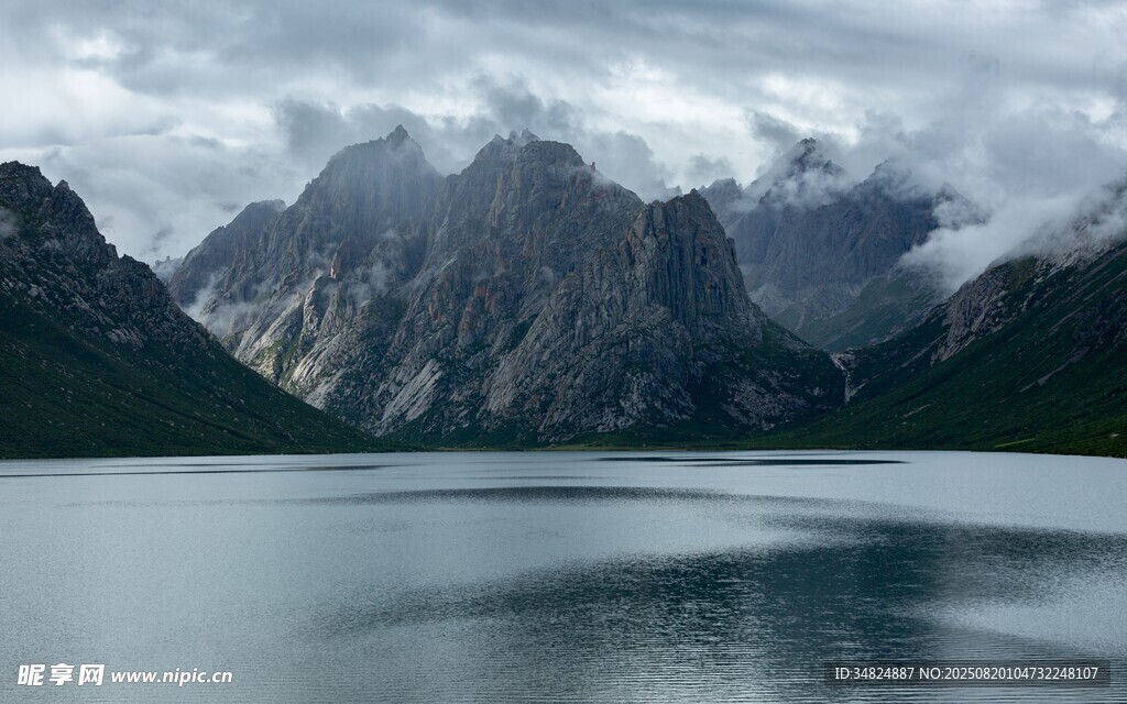 宁静山水间的壮美湖景