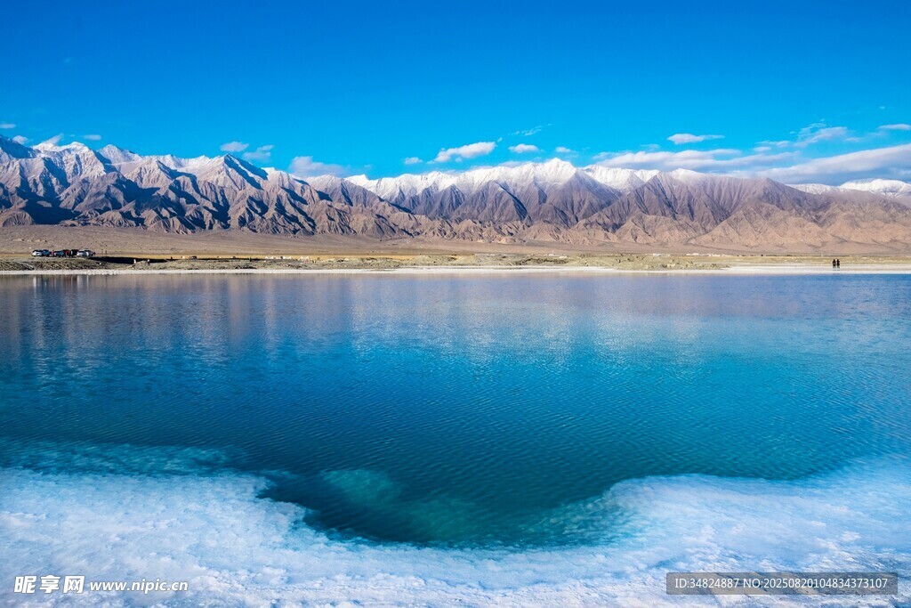 雪山下的静谧蓝色湖泊