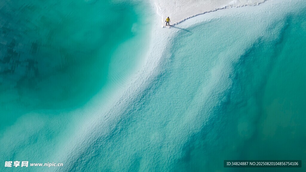 海上单人冲浪美景