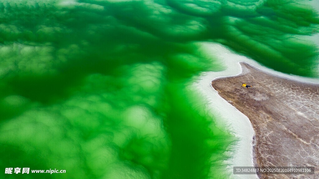 翠绿湖水与岸边景致