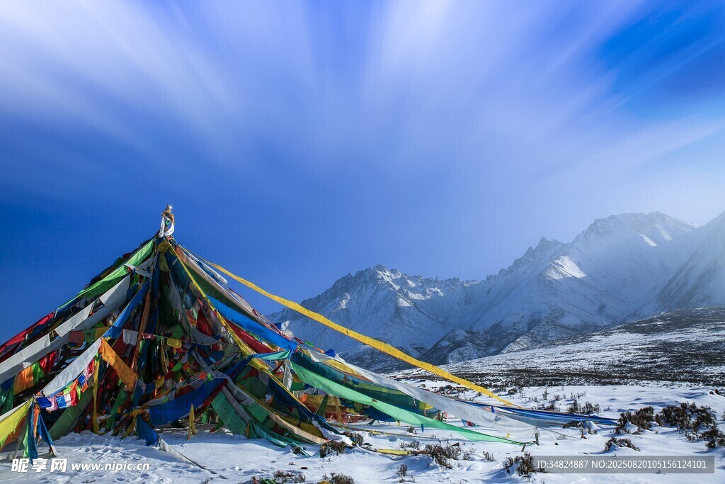 雪山下的五彩经幡