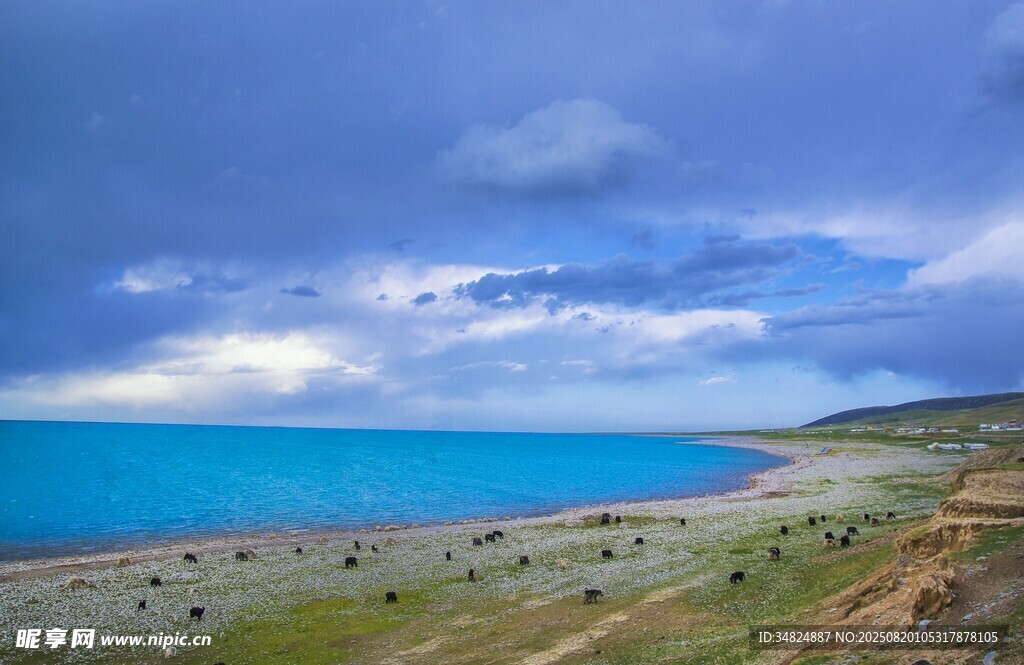 蓝色湖泊边的开阔风景