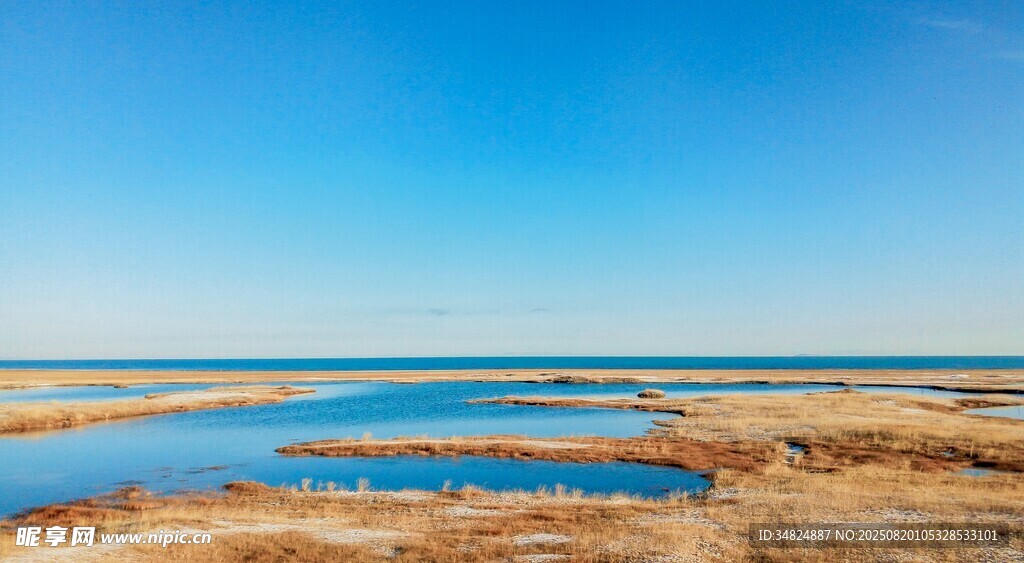 广阔水域旁的荒芜大地