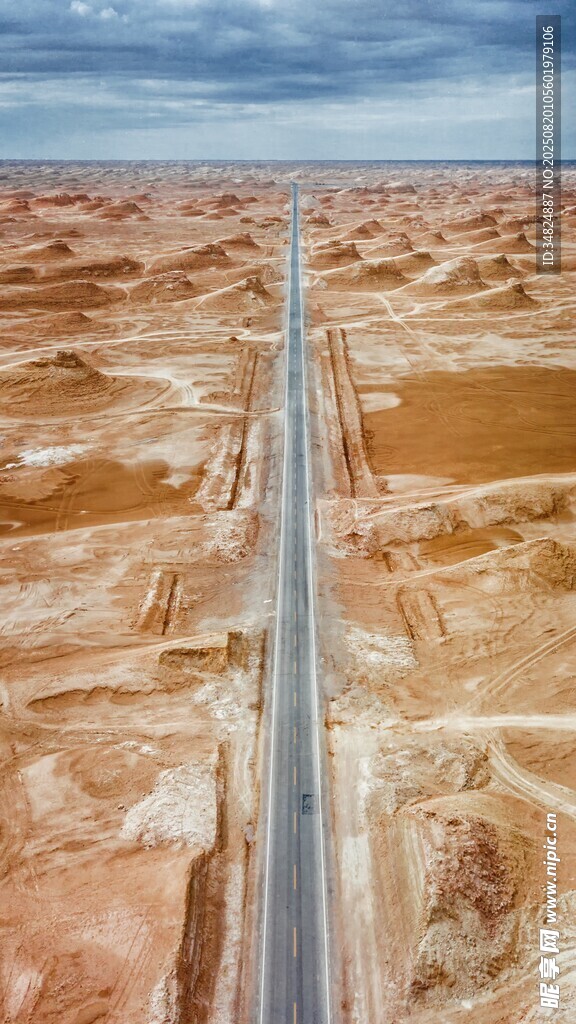 荒漠中的笔直公路景观