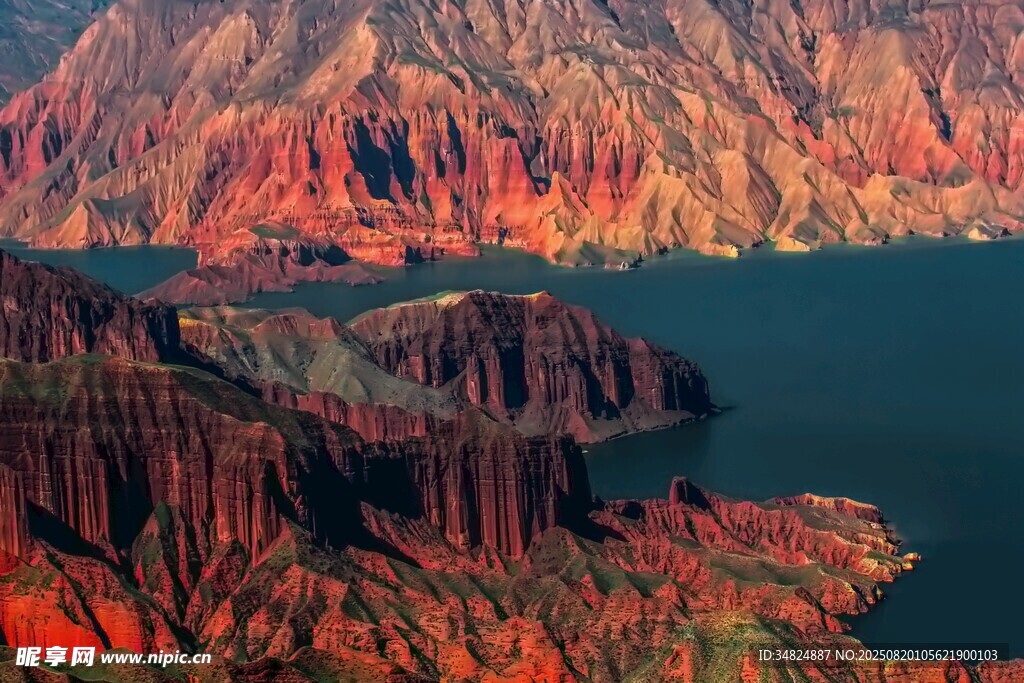 壮丽峡谷与碧蓝湖水景观