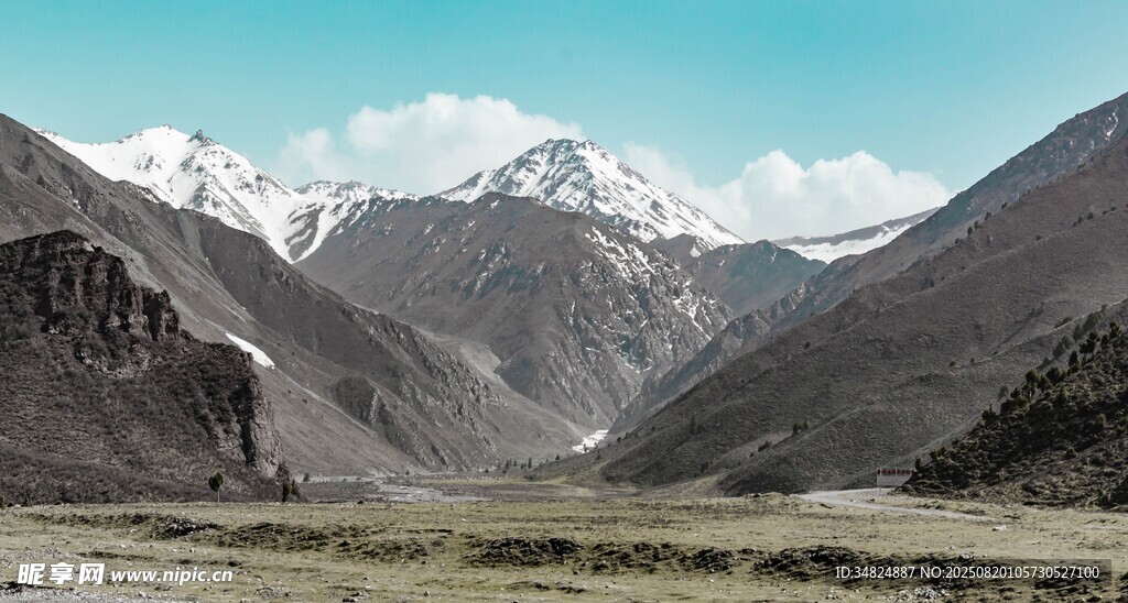 壮丽雪山山谷风光