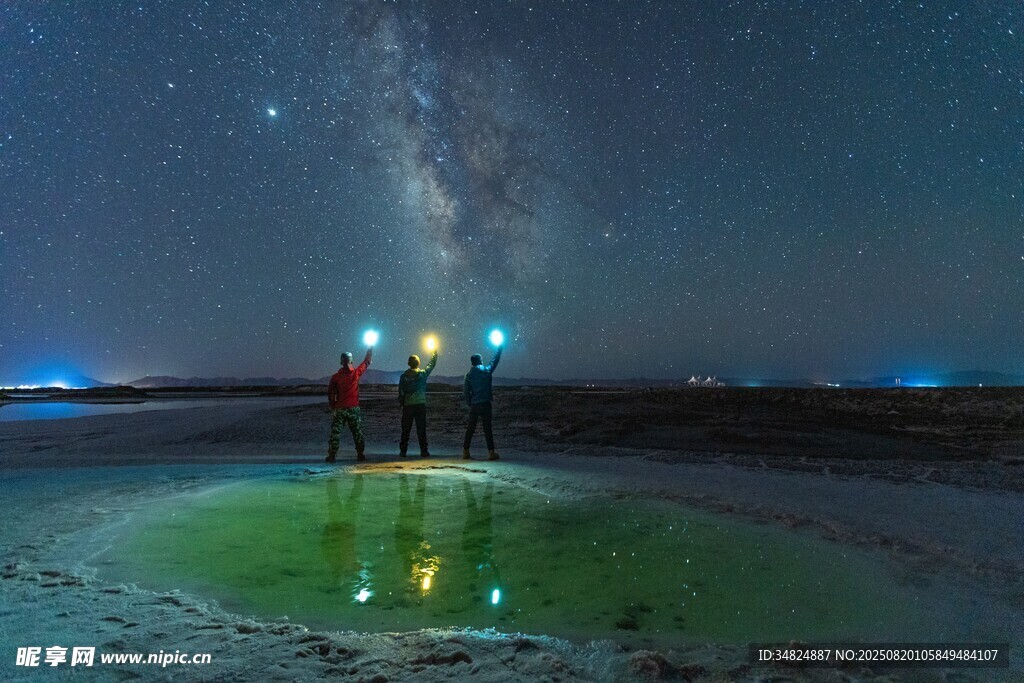 盐湖星空下的户外探险者